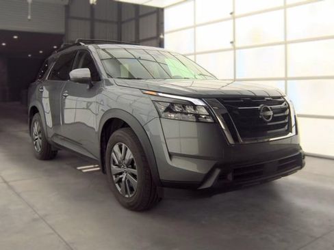 Certified 2025 Nissan Pathfinder SV w/ SV Premium Package AWD/4WD image 11