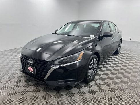 Used 2024 Nissan Altima 2.5 SV FWD image 2