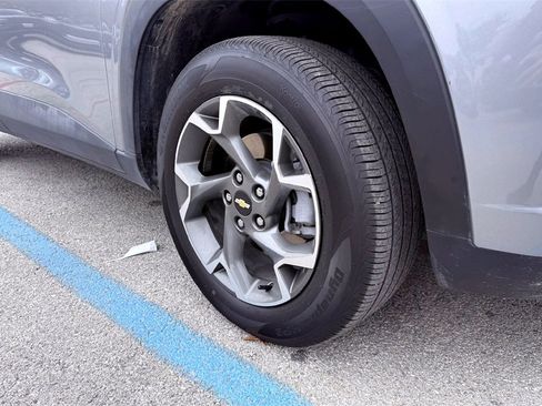 Used 2025 Chevrolet Trax LT w/ LT Convenience Package image 4