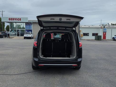 Used 2024 Chrysler Pacifica Touring-L FWD image 6