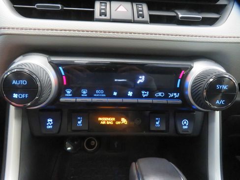 Used 2020 Toyota RAV4 XLE Premium image 39