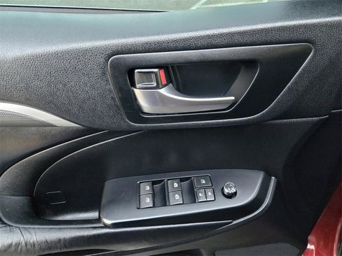 Used 2019 Toyota Highlander SE w/ Protection Package #3 image 18