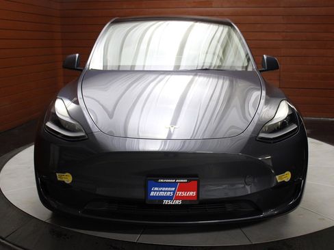 Used 2022 Tesla Model Y Long Range AWD/4WD image 2