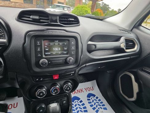 Used 2017 Jeep Renegade Latitude w/ Cold Weather Group image 16