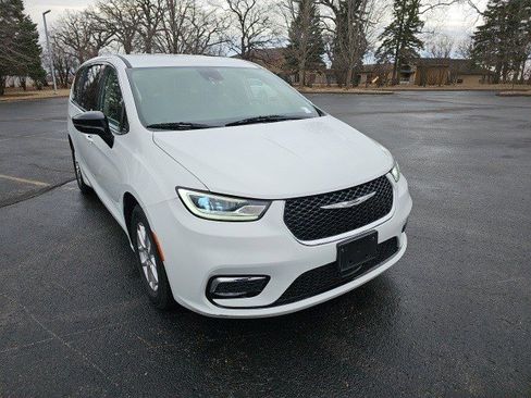 Used 2024 Chrysler Pacifica Touring-L image 8