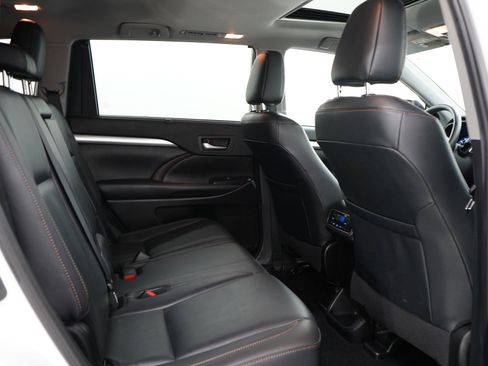 Used 2019 Toyota Highlander XLE AWD/4WD image 14