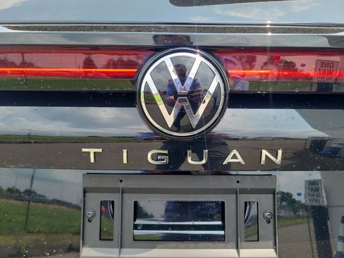 New 2025 Volkswagen Tiguan SE w/ Panoramic Sunroof Package AWD/4WD image 9