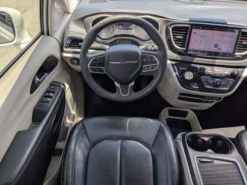 Used 2022 Chrysler Pacifica Touring-L AWD/4WD image 16
