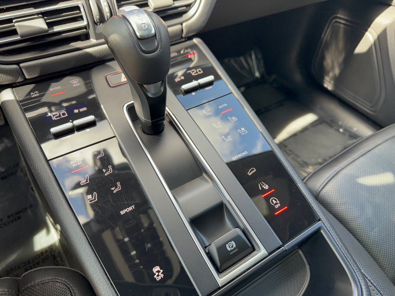 Certified 2024 Porsche Macan AWD/4WD image 21