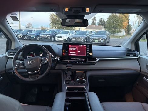 Used 2023 Toyota Sienna XLE image 35