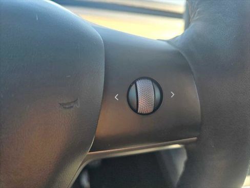 Used 2023 Tesla Model Y Performance image 32