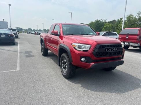 Used 2017 Toyota Tacoma SR5 AWD/4WD image 6