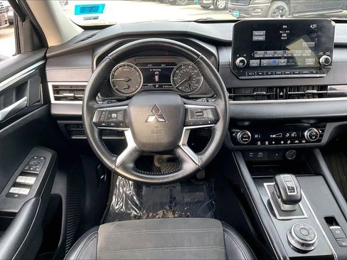 Used 2024 Mitsubishi Outlander SE image 17