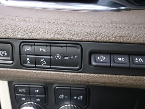 Used 2021 GMC Yukon XL Denali w/ Denali Premium Package AWD/4WD image 25