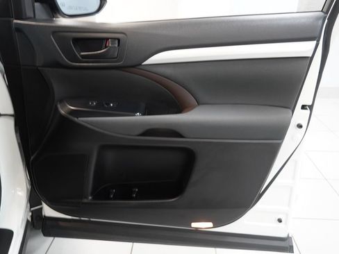 Used 2019 Toyota Highlander LE AWD/4WD image 34
