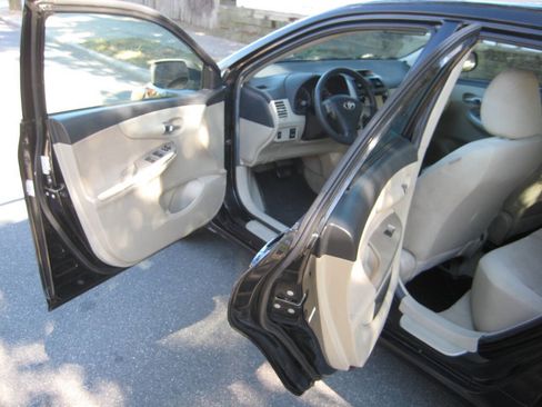 Used 2013 Toyota Corolla LE FWD image 9