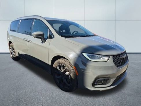 Used 2021 Chrysler Pacifica Touring-L w/ Uconnect Theater Family Group image 4