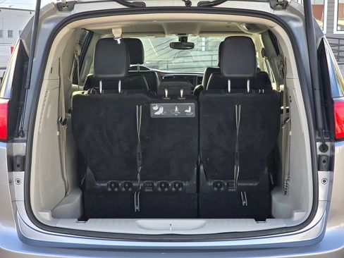 Used 2019 Chrysler Pacifica Touring-L image 15