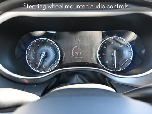 Used 2024 Chrysler Pacifica Touring-L image 11