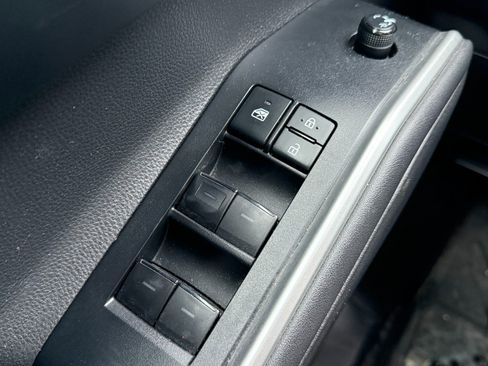 Used 2021 Toyota Highlander XLE image 21