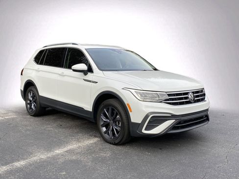Used 2023 Volkswagen Tiguan SE image 2