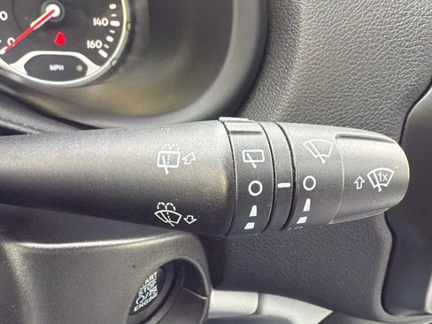 Used 2018 Jeep Renegade Latitude w/ Popular Equipment Group image 13