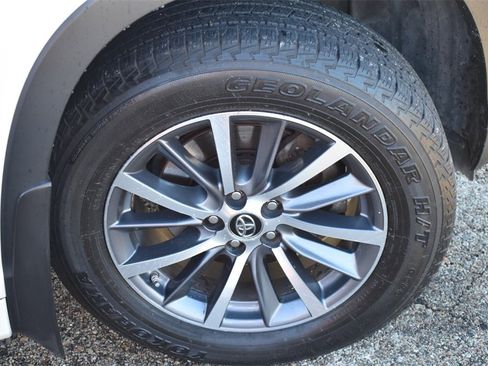 Used 2017 Toyota Highlander XLE image 14