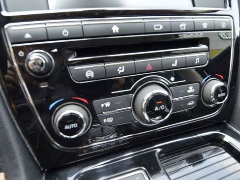 Used 2016 Jaguar XJ R-Sport image 29