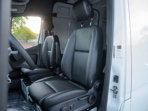 Used 2025 Mercedes-Benz Sprinter 2500 image 15