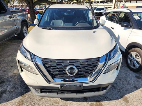 Used 2021 Nissan Rogue SV image 2