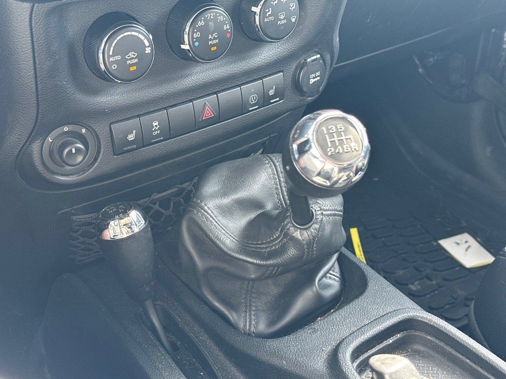 Used 2017 Jeep Wrangler Unlimited Sahara AWD/4WD image 5