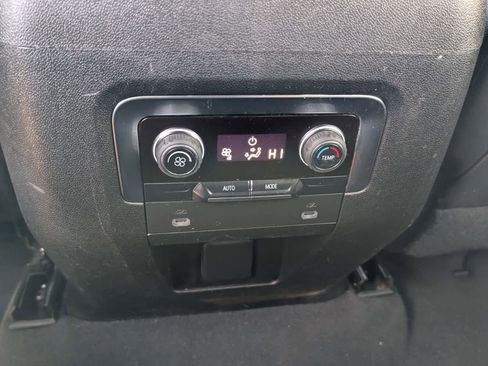 Used 2022 Chevrolet Suburban LT image 15