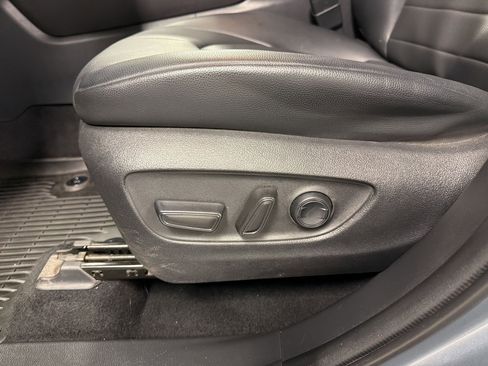 Used 2022 Toyota Highlander XLE FWD image 12