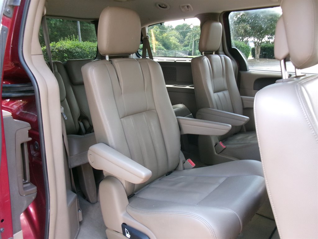 Used 2013 Chrysler Town & Country Touring-L w/ Driver Convenience Group FWD image 27