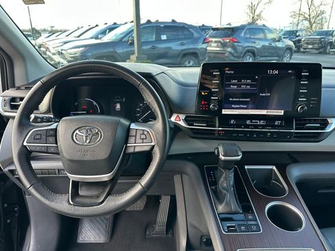 Certified 2023 Toyota Sienna XLE image 18