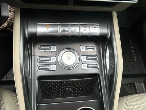 Used 2025 Lincoln Nautilus Premier AWD/4WD image 20