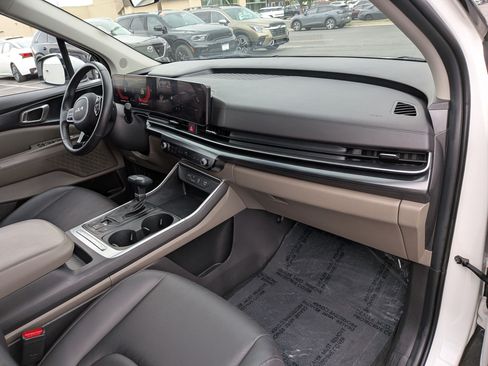 Used 2025 Kia Carnival FWD image 38