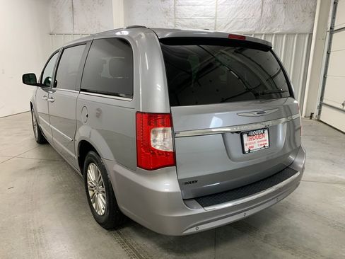 Used 2014 Chrysler Town & Country Touring-L image 6