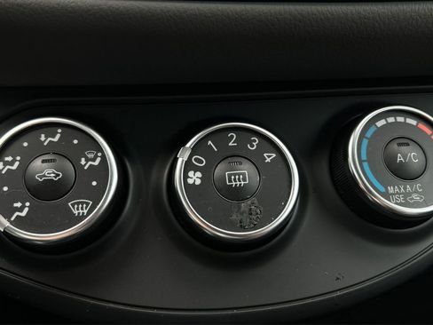 Used 2018 Toyota Yaris L image 28