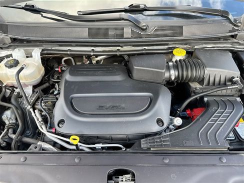 Used 2024 Chrysler Pacifica Touring-L image 24