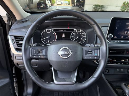 Used 2025 Nissan Rogue SV FWD image 30