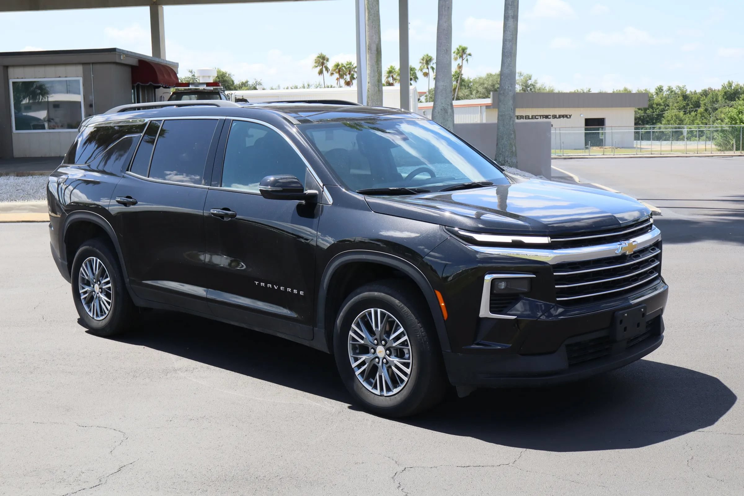 Used 2026 Chevrolet Traverse LT FWD image 1