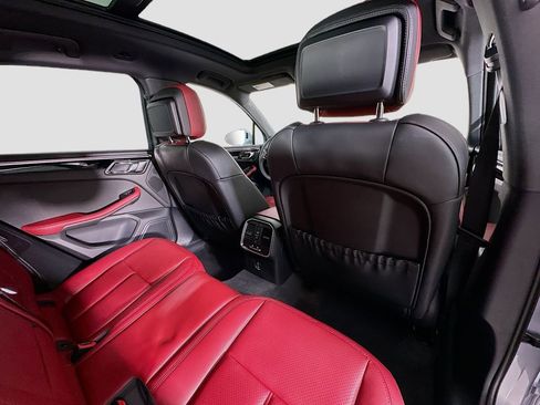 Used 2025 Porsche Macan image 30