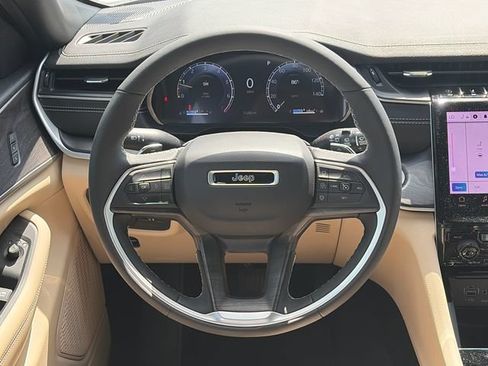 Used 2025 Jeep Grand Cherokee Limited RWD image 16