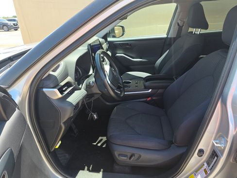 Used 2024 Toyota Highlander LE FWD image 5