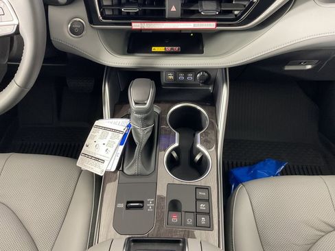 New 2026 Toyota Highlander Platinum AWD/4WD image 14