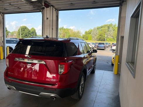Used 2023 Ford Explorer Limited w/ Limited Technology Package AWD/4WD image 4