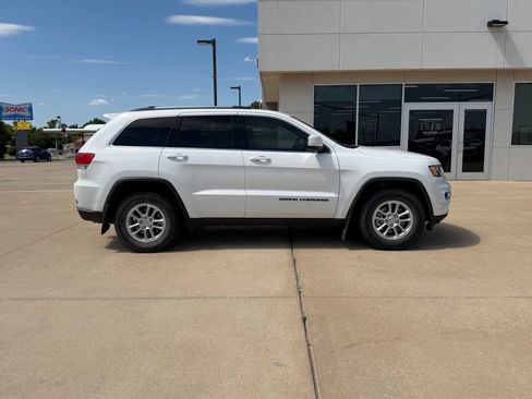 Used 2019 Jeep Grand Cherokee Laredo RWD image 2