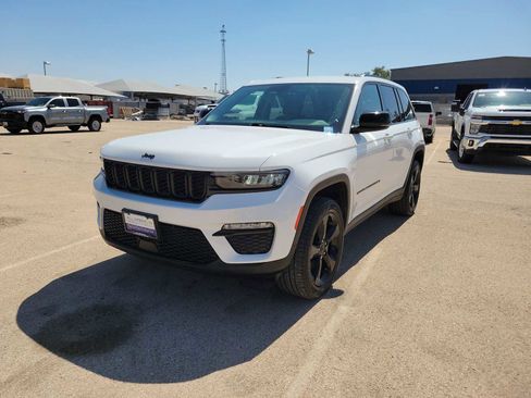 Used 2023 Jeep Grand Cherokee Limited w/ Black Appearance Package AWD/4WD image 4