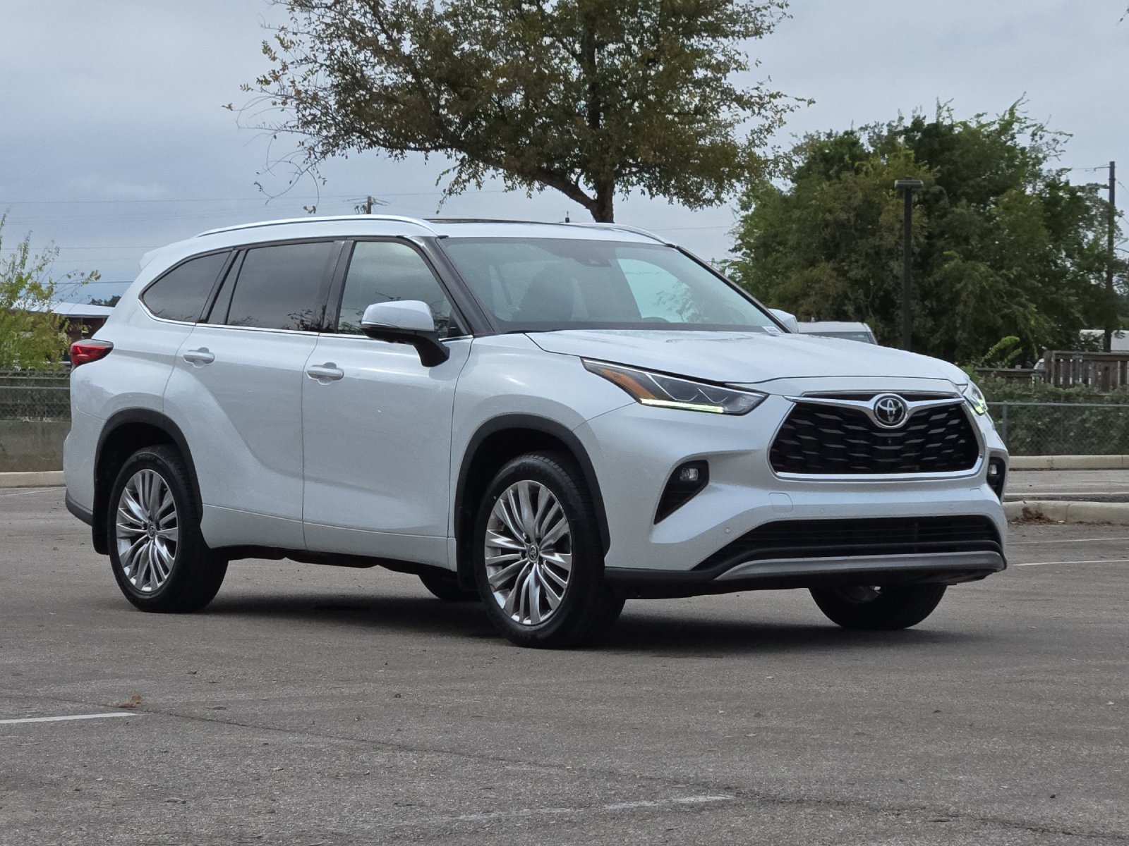 Used 2023 Toyota Highlander Platinum FWD image 7